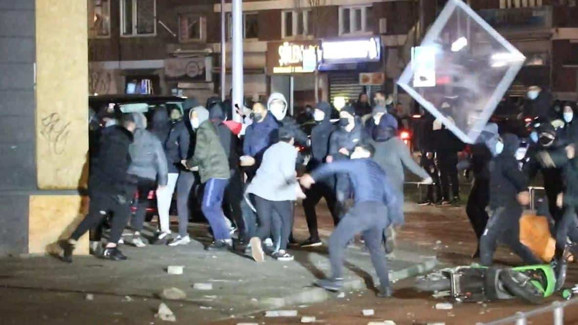 У ХОЛАНДИЈИ већ четврту ноћ за редом протести: Излози забарикадирани, специјалци на улицама (видео) У ХОЛАНДИЈИ већ четврту ноћ за редом протести: Излози забарикадирани, специјалци на улицама (видео)