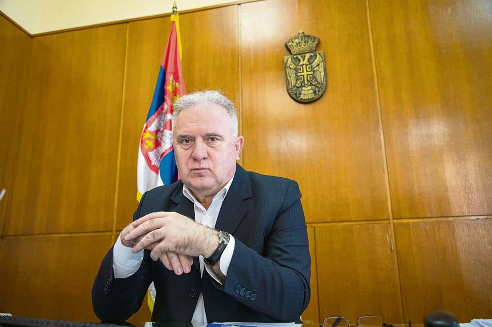 Породиљама смањили примања па их Вучићев министар Дмитровић још назива "колатералном штетом" Породиљама смањили примања па их Вучићев министар Дмитровић још назива "колатералном штетом"