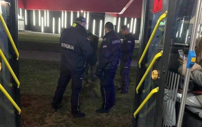 НАОРУЖАНИ БОДЕЖИМА ТЕРОРИШУ БЕОГРАД! Мигрант витлао ножем на ужаснуте путнике ГСП-а, полиција ћути! НАОРУЖАНИ БОДЕЖИМА ТЕРОРИШУ БЕОГРАД! Мигрант витлао ножем на ужаснуте путнике ГСП-а, полиција ћути!