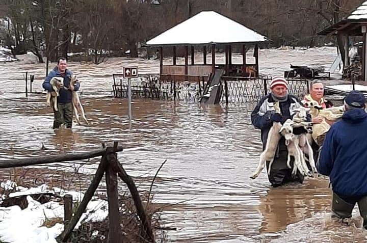 Делови Србије под водом: Ванредно у неколико општина, у току евакуација (видео) Делови Србије под водом: Ванредно у неколико општина, у току евакуација (видео)