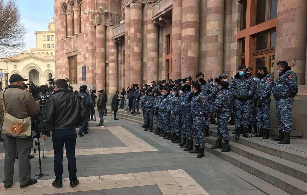 Јерменска војска захтева оставку премијера Пашињанина, захтев ојачан летом ловаца изнад Јеревана (видео) Јерменска војска захтева оставку премијера Пашињанина, захтев ојачан летом ловаца изнад Јеревана (видео)