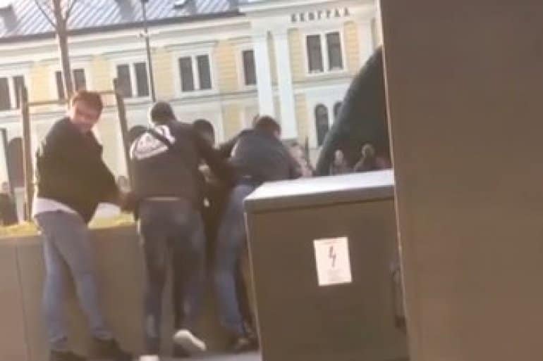 Мигрант уз помоћ ножа опљачкаo жену у сред Београда, пролазници га ухватили и савладали! (видео) Мигрант уз помоћ ножа опљачкаo жену у сред Београда, пролазници га ухватили и савладали! (видео)