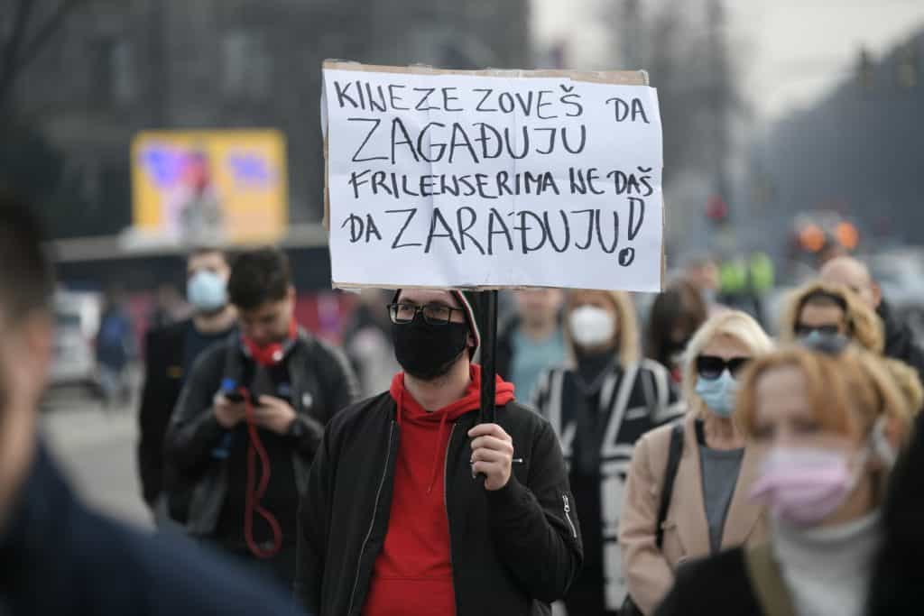 Протест малих привредника испред Скупштине Србије, објавили списак од пет захтева: "Због овакве државне политике, кандидоваћемо Синишу Малог за Нобелову награду" Протест малих привредника испред Скупштине Србије, објавили списак од пет захтева: "Због овакве државне политике, кандидоваћемо Синишу Малог за Нобелову награду"