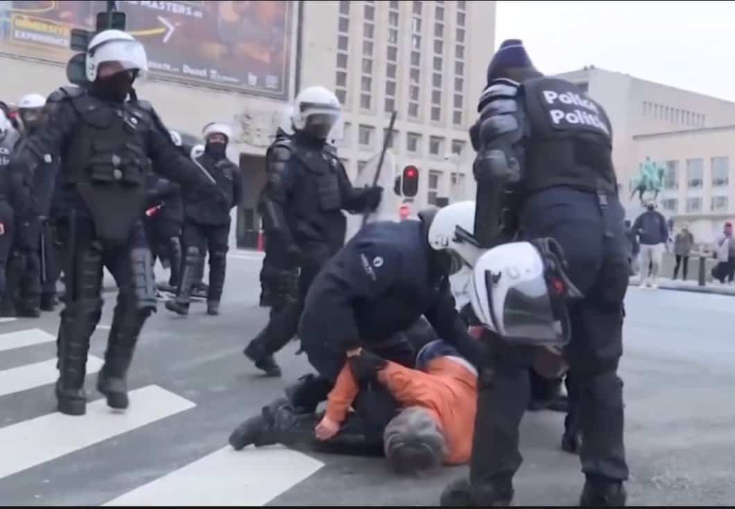 Белгија: Полицијска репресија и хапшења људи који протестују против антикорона мера у Бриселу (видео) Белгија: Полицијска репресија и хапшења људи који протестују против антикорона мера у Бриселу (видео)