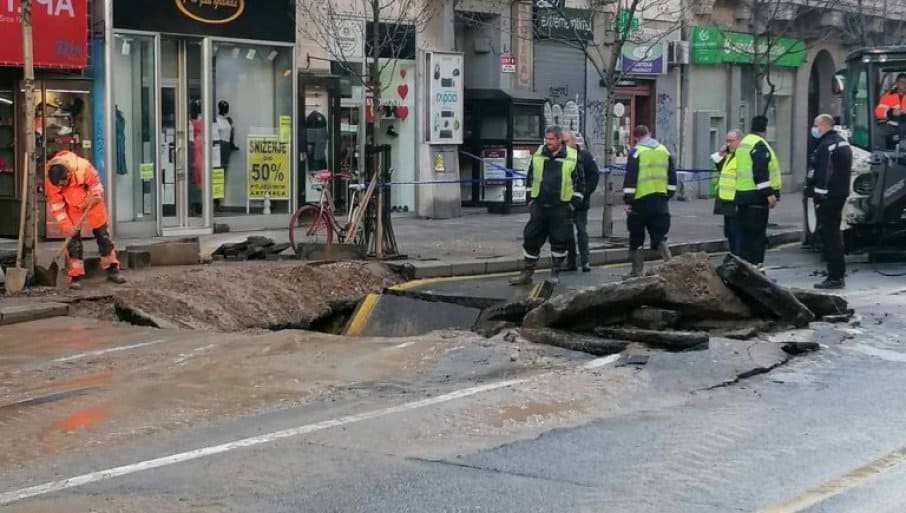Београд: Пукла водоводна цев и отворила се рупа код Београђанке, аутобус се стрмекнуо у рупу (видео) Београд: Пукла водоводна цев и отворила се рупа код Београђанке, аутобус се стрмекнуо у рупу (видео)