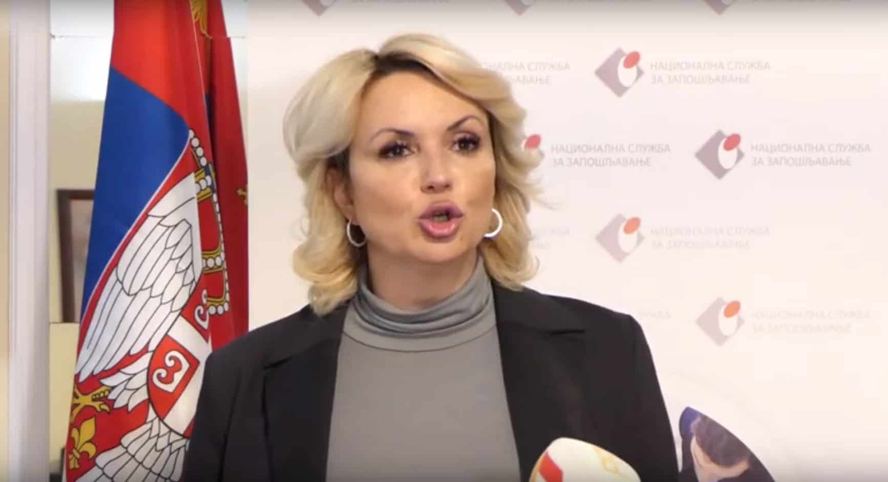Сви гафови билећке министарке: Пије „пиву“ у кафани, уклања венац за убијену децу (видео) Сви гафови билећке министарке: Пије „пиву“ у кафани, уклања венац за убијену децу (видео)