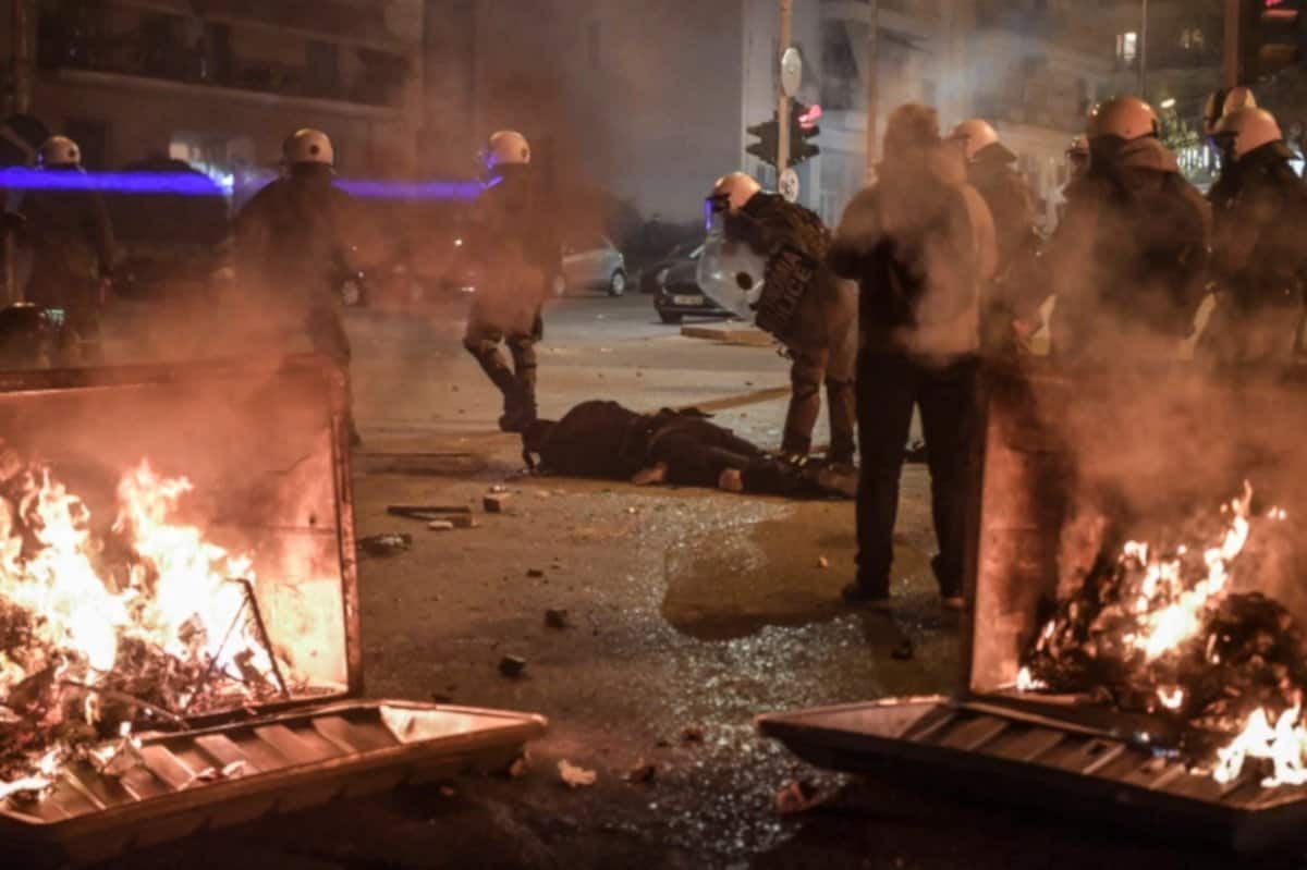 Грцима додијала корона! Нереди у Атини због короне и полицијске бруталности! (видео) Грцима додијала корона! Нереди у Атини због короне и полицијске бруталности! (видео)