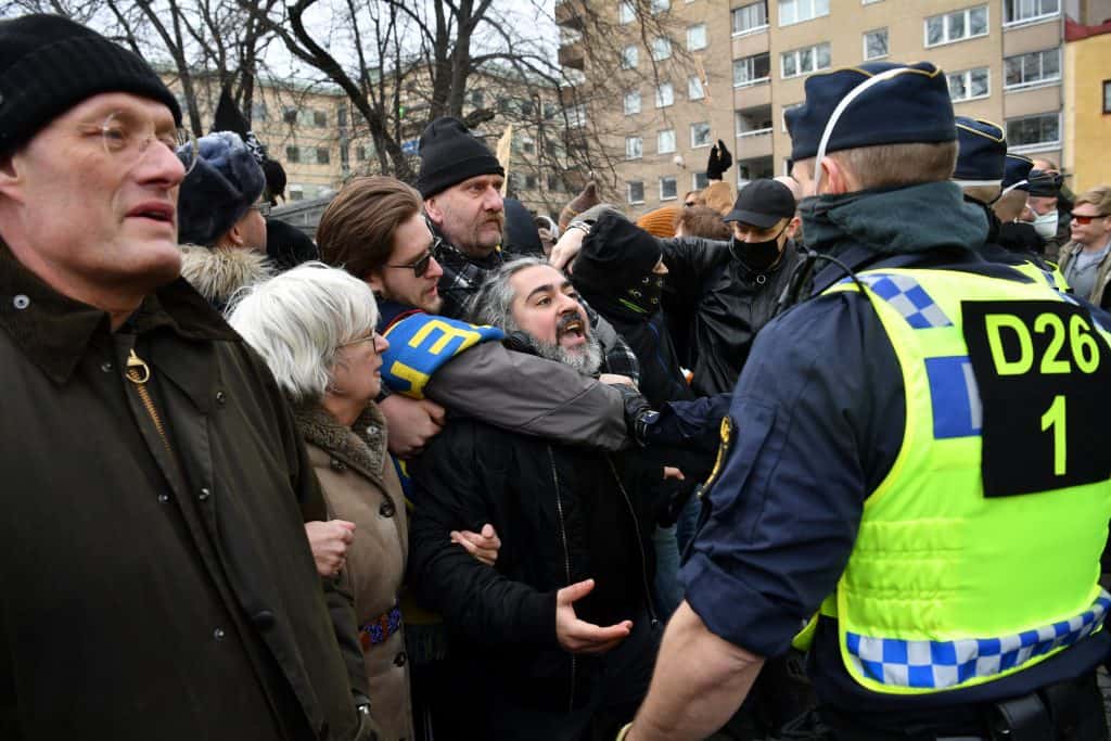 Шведска: Сукоб демонстраната и полиције у центру Стокхолма због нових мера у борби са пандемијом, најмање један полицајац je повређен Шведска: Сукоб демонстраната и полиције у центру Стокхолма због нових мера у борби са пандемијом, најмање један полицајац je повређен