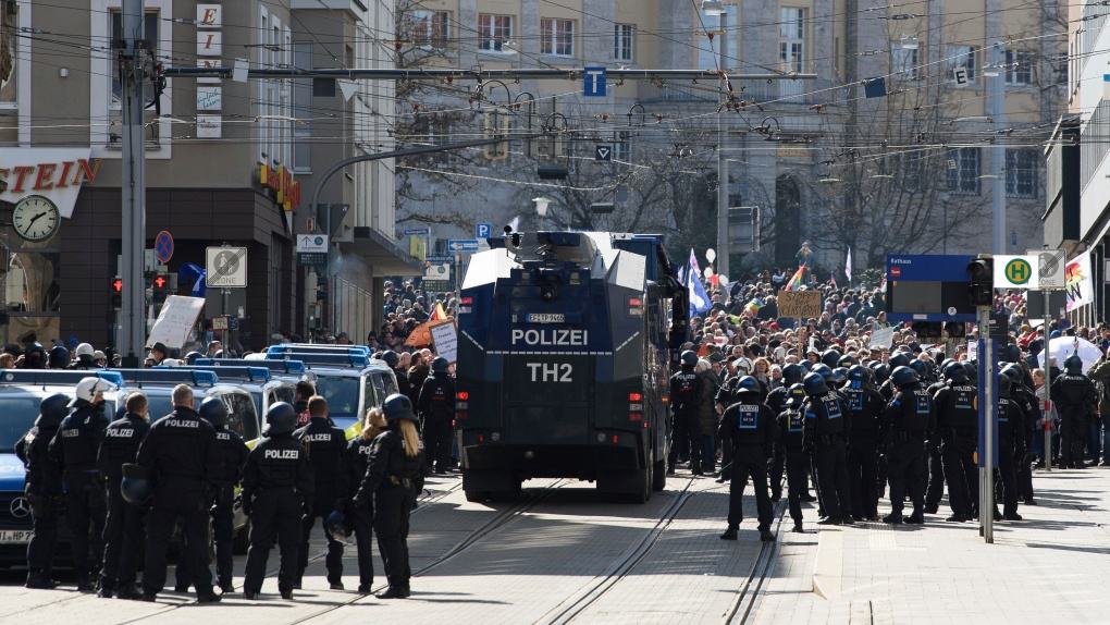 ПОБУНА НАРОДА: Сукоби с полицијом у Немачкој и Лондону, масован протест и у Београду (видео) ПОБУНА НАРОДА: Сукоби с полицијом у Немачкој и Лондону, масован протест и у Београду (видео)