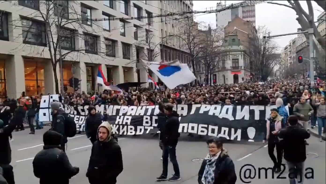 РЕЖИМСКИ И ОКУПАЦИОНИ МЕДИЈИ СУ КАНЦЕР СРБИЈЕ: Како је линчован протест против корона мера и Вучића (видео) РЕЖИМСКИ И ОКУПАЦИОНИ МЕДИЈИ СУ КАНЦЕР СРБИЈЕ: Како је линчован протест против корона мера и Вучића (видео)