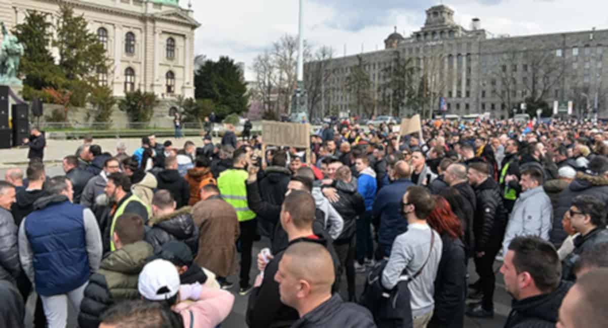 Испред Скупштине Србије одржан протест музичара, фотографа, угоститеља и фризера Испред Скупштине Србије одржан протест музичара, фотографа, угоститеља и фризера