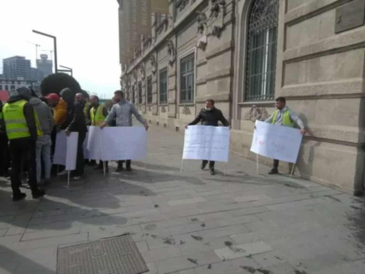 Протест страних радника због неисплаћених плата испред седишта Београда на води Протест страних радника због неисплаћених плата испред седишта Београда на води