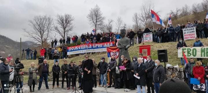 УСТАНАК! Више хиљада људи у Добрињи против рудника Рио Тинта, војска и полиција да заштите народ (фото, видео) УСТАНАК! Више хиљада људи у Добрињи против рудника Рио Тинта, војска и полиција да заштите народ (фото, видео)