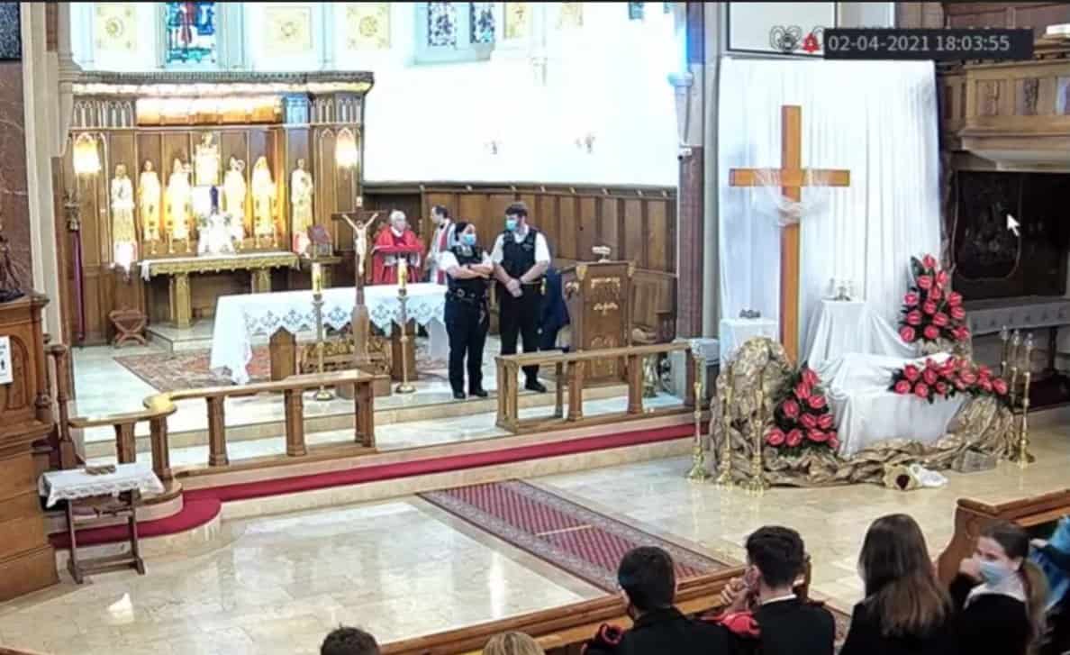 ПРОГОН ХРИШЋАНА Полиција у Лондону истерује народ из цркава на Велики петак (видео) ПРОГОН ХРИШЋАНА Полиција у Лондону истерује народ из цркава на Велики петак (видео)