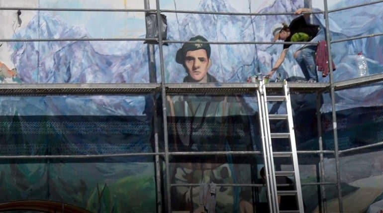 У СЛАВУ НЕСТАЛОГ ЈУНАKА СА KОШАРА: Херојство младог војника из Вреоца осликано на муралу у центру Лазаревца