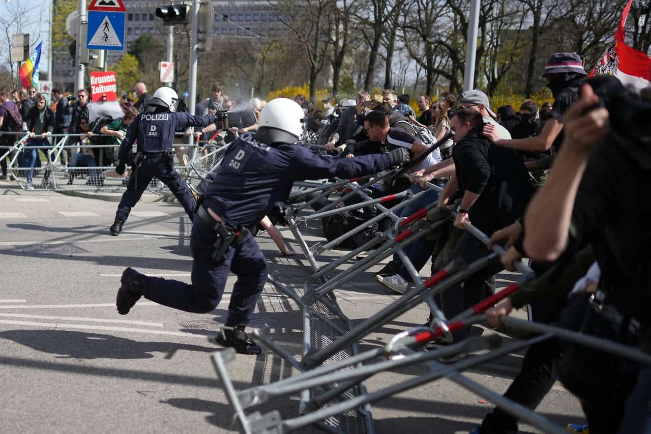 ХАОС У БЕЧУ: Народ устао против корона мера, сукоби с полицијом и хапшења! (видео) ХАОС У БЕЧУ: Народ устао против корона мера, сукоби с полицијом и хапшења! (видео)