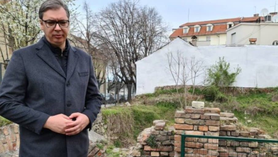 За десет година власти могао си барем тај коров да почистиш уместо што ту слиниш као нека баба! За десет година власти могао си барем тај коров да почистиш уместо што ту слиниш као нека баба!