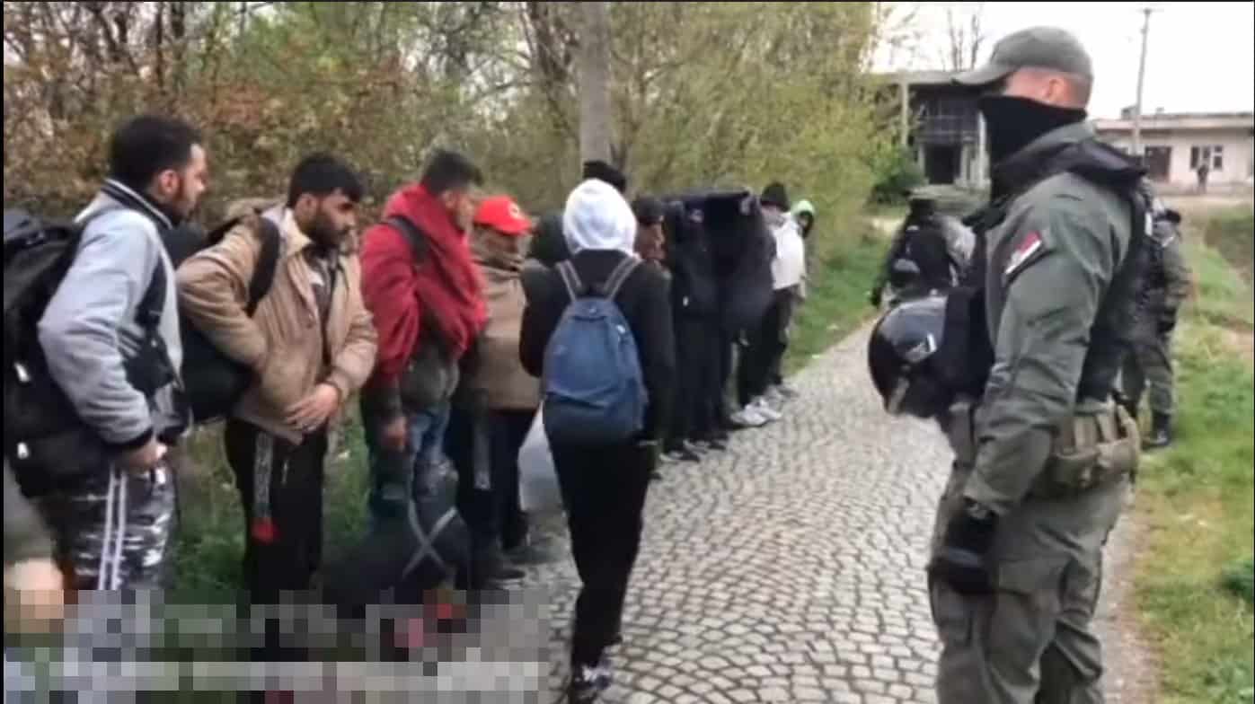 Полиција ухапсила 70 миграната у Бањи Ковиљачи, ПРОВАЉИВАЛИ ПО KУЋАМА…(видео) Полиција ухапсила 70 миграната у Бањи Ковиљачи, ПРОВАЉИВАЛИ ПО KУЋАМА…(видео)