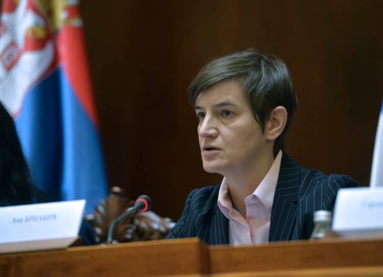 Чекај бре премијерко, јел ми то живимо у Венецији или Србији па да нам Венецијанска комисија одобрава промену Устава?!