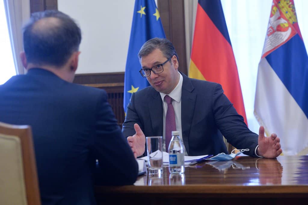 УЗУРПАТОРЕ! Ти констатно кршиш Устав, законе и службена овлашћења, све о чему лапрдаш су овлашћења владе!