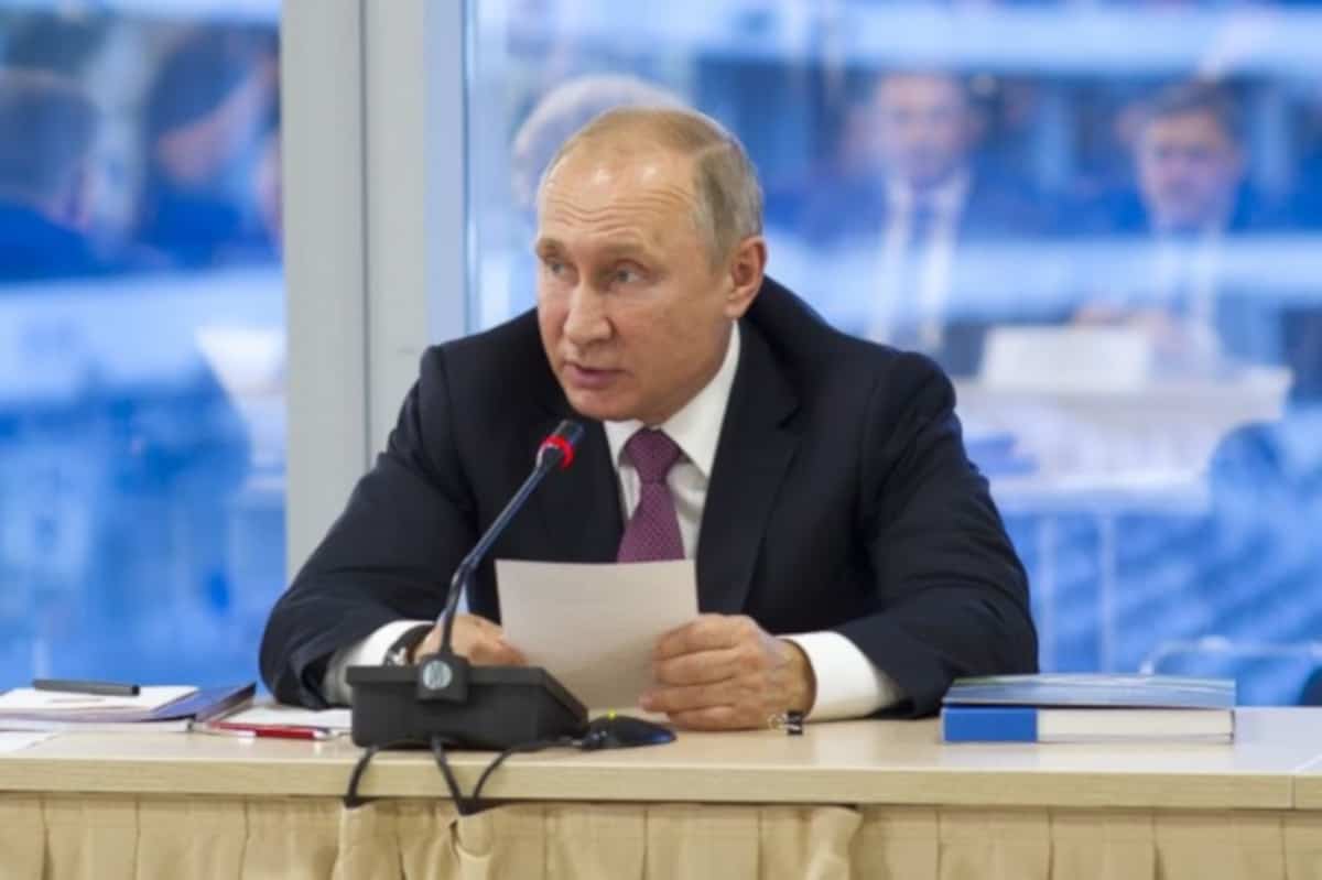 Путин потписао уставни амандман којим се у Русији и формално забрањују истополни бракови и усвајање деце ЛГБТ особама Путин потписао уставни амандман којим се у Русији и формално забрањују истополни бракови и усвајање деце ЛГБТ особама