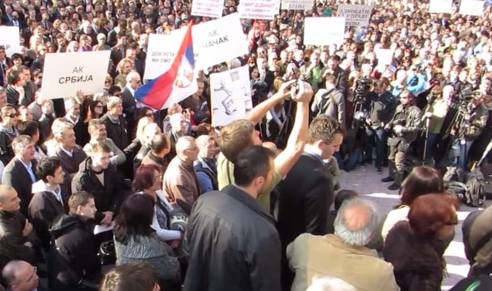 ВУЧИЋ СЕ ХВАТА ЗА ГЛАВУ: Најављен протест адвоката, већ су га поразили 2014. године! ВУЧИЋ СЕ ХВАТА ЗА ГЛАВУ: Најављен протест адвоката, већ су га поразили 2014. године!