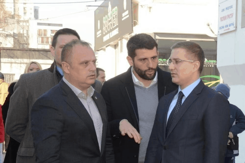 НА ПОМОЛУ РАТ У СНС: Вучић користи Гангулу да сјебе Весића са власти у Београду НА ПОМОЛУ РАТ У СНС: Вучић користи Гангулу да сјебе Весића са власти у Београду