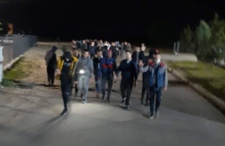 Огромне патроле ноћу иду Паланком, дижу 3 прста и траже мигранте! НЕЋЕТЕ НАМ НАПАДАТИ ЖЕНЕ… Огромне патроле ноћу иду Паланком, дижу 3 прста и траже мигранте! НЕЋЕТЕ НАМ НАПАДАТИ ЖЕНЕ…