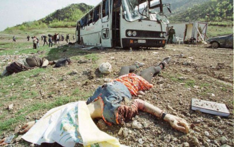 На данашњи дан 1999. НАТО убио 20 и ранио 43 особе у аутобусу у близини Пећи (фото 18+) На данашњи дан 1999. НАТО убио 20 и ранио 43 особе у аутобусу у близини Пећи (фото 18+)