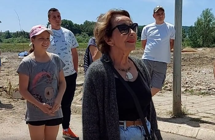 Београд: Глумица Светлана Бојковић својим телом спречила камион да на Бари Реви истовари грађевински отпад Београд: Глумица Светлана Бојковић својим телом спречила камион да на Бари Реви истовари грађевински отпад