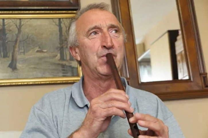 ВУЧИЋЕВА СРБИЈА и Весићеви комуналци: Музичар свирао фрулу, шаљу га на робију! ВУЧИЋЕВА СРБИЈА и Весићеви комуналци: Музичар свирао фрулу, шаљу га на робију!