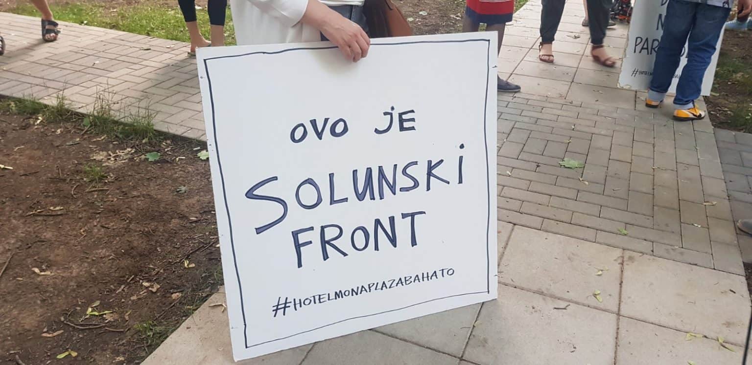 Београд: Други дан протеста станара у Солунској улици на Дорћолу против сече дрвећа због омогућавања приласка аутобуса хотелу „Мона“