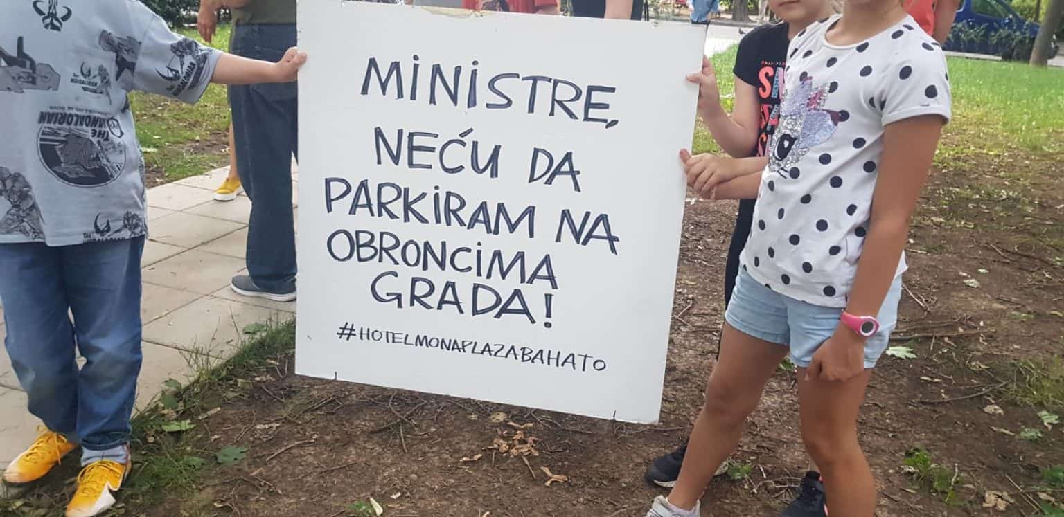 Београд: Други дан протеста станара у Солунској улици на Дорћолу против сече дрвећа због омогућавања приласка аутобуса хотелу „Мона“