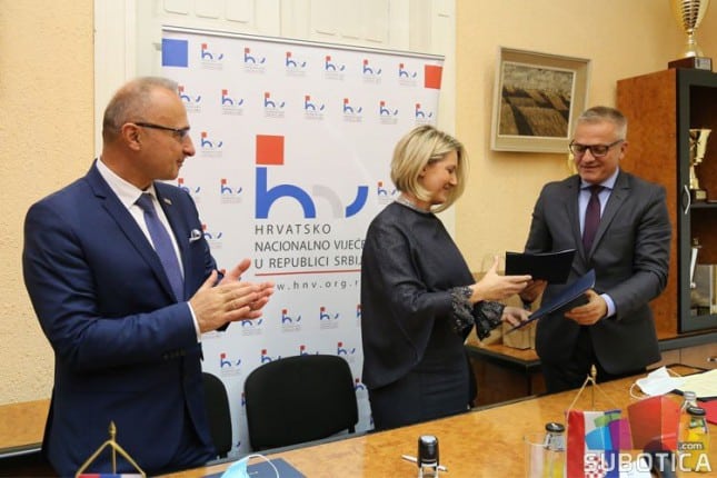 Ко је бре овом носатом ујаку дозволио улазак у Србију?! У Суботици почела изградња "Хрватске куће" Ко је бре овом носатом ујаку дозволио улазак у Србију?! У Суботици почела изградња "Хрватске куће"