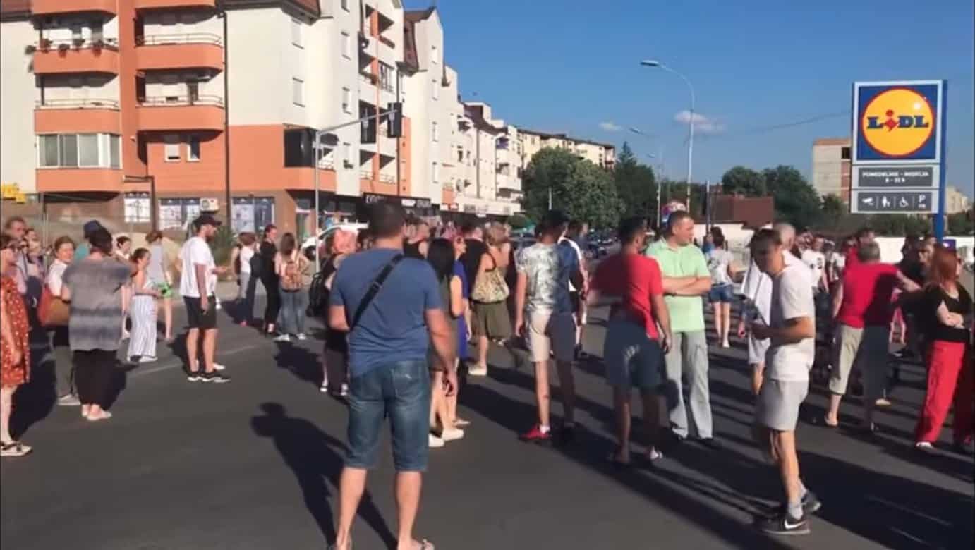Младеновчани блокирали град јер 10 дана немају воду! (видео) Младеновчани блокирали град јер 10 дана немају воду! (видео)