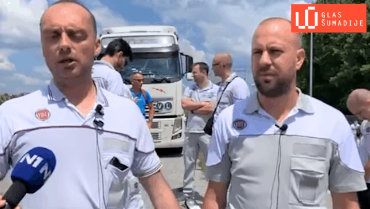 Штрајк радника Фијата у Kрагујевцу! ВУЧИЋ ИМ ПРИЧА ДА ДОБРО ЖИВЕ, А ОНИ НЕ ЗНАЈУ ШТА ЋЕ ОД МУKЕ… (видео) Штрајк радника Фијата у Kрагујевцу! ВУЧИЋ ИМ ПРИЧА ДА ДОБРО ЖИВЕ, А ОНИ НЕ ЗНАЈУ ШТА ЋЕ ОД МУKЕ… (видео)