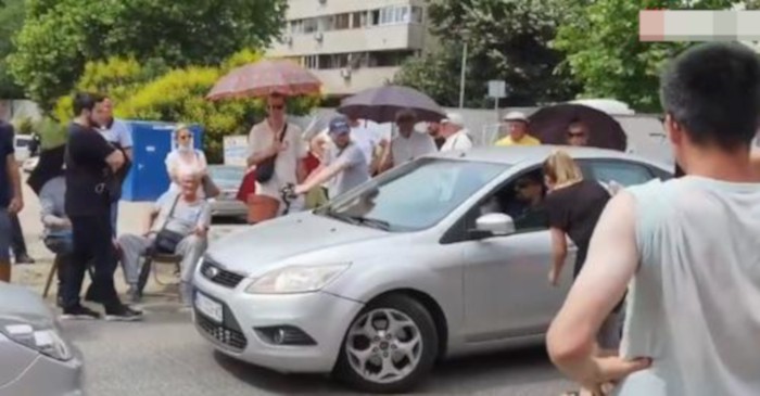 БЕОГРАЂАНИ блокирали улаз на градилиште у блоку 37, народ сит Весићевих лажи (видео) БЕОГРАЂАНИ блокирали улаз на градилиште у блоку 37, народ сит Весићевих лажи (видео)