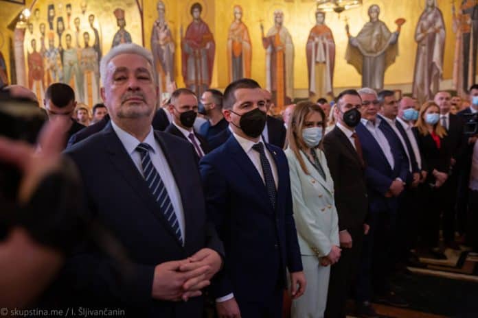 Твоја влада Кривокапићу? Пре ће бити да је та влада Британског комонвелта у којој си ти најобичнији ПАЈАЦ! Твоја влада Кривокапићу? Пре ће бити да је та влада Британског комонвелта у којој си ти најобичнији ПАЈАЦ!