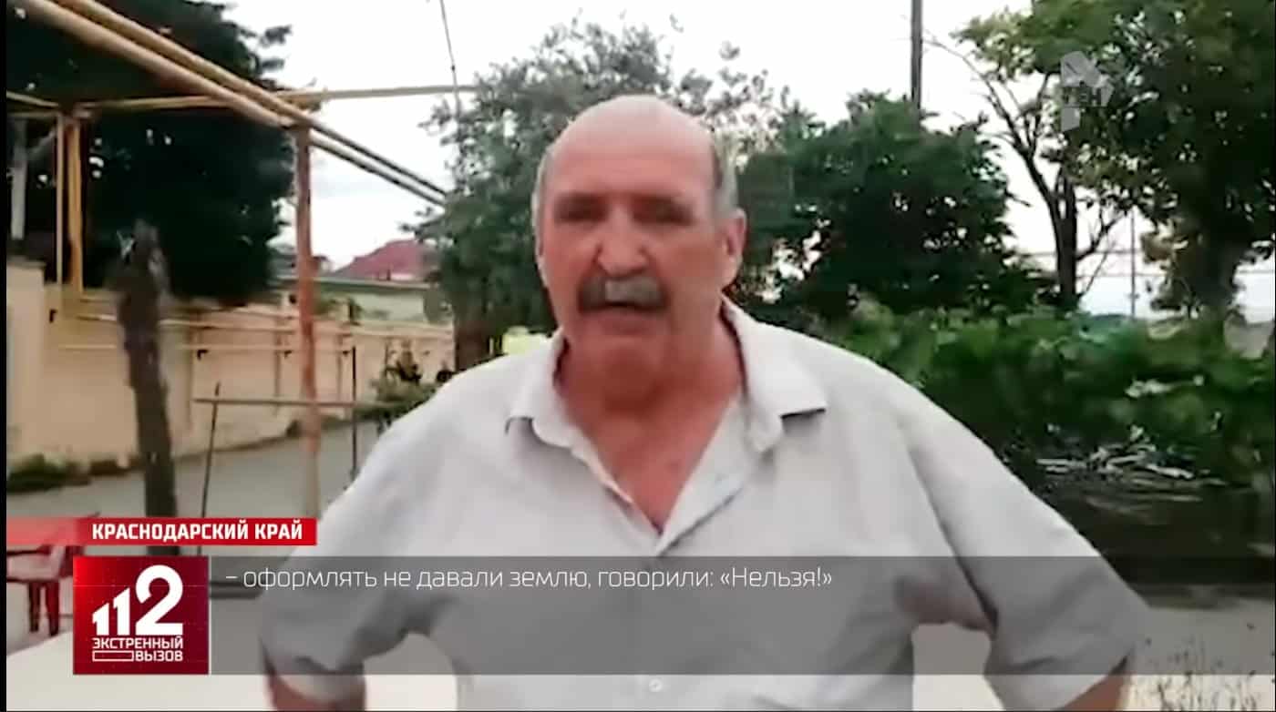 Убио два извршитеља, па стао пред камере да објасни зашто је то урадио (видео) Убио два извршитеља, па стао пред камере да објасни зашто је то урадио (видео)