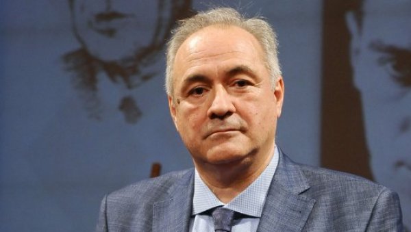 Мило Ломпар: Ова власт је створила наказни спој елитизма и примитивизма док национална фасада служи да се корак по корак напуштају национални интереси Мило Ломпар: Ова власт је створила наказни спој елитизма и примитивизма док национална фасада служи да се корак по корак напуштају национални интереси