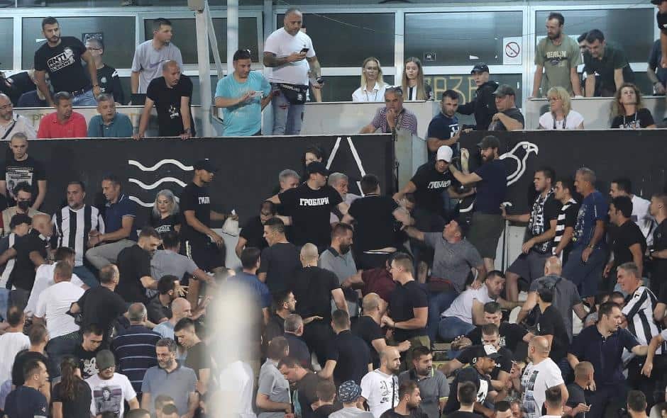 Вучићева нарко мафија покушала да постројава "Исток" због "Вучићу педеру" па добили по пи*ци! (видео) Вучићева нарко мафија покушала да постројава "Исток" због "Вучићу педеру" па добили по пи*ци! (видео)