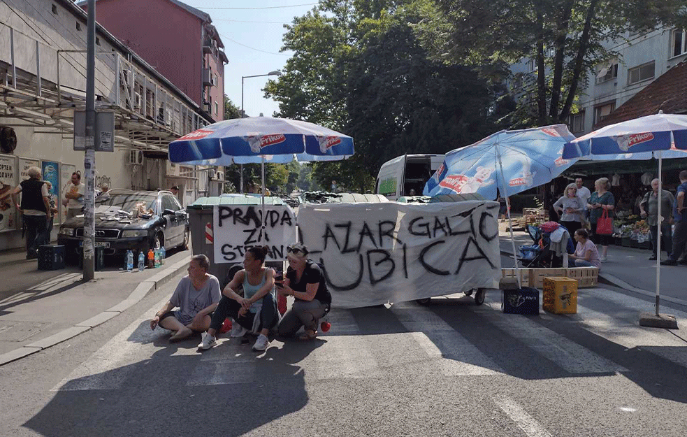 Грађани и даље блокирају улицу на Карабурми: Не склањамо се, захтевамо правду Грађани и даље блокирају улицу на Карабурми: Не склањамо се, захтевамо правду