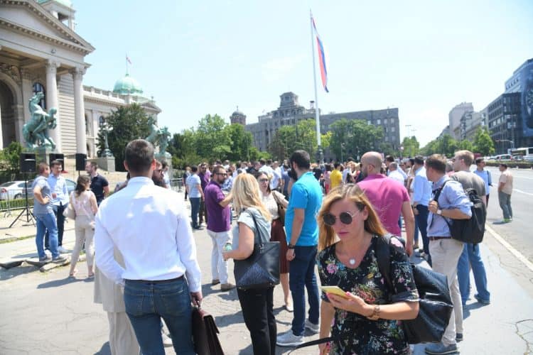 Адвокати широм Србије ступили су данас у једнодневну обуставу рада (видео) Адвокати широм Србије ступили су данас у једнодневну обуставу рада (видео)