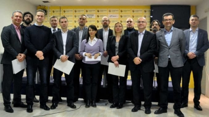 Ова и оваква дебилна опозиција је део проблема који у пакету са Вучићем Срби морају да реше Ова и оваква дебилна опозиција је део проблема који у пакету са Вучићем Срби морају да реше