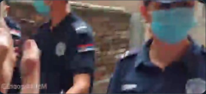 СНС ИЗВРШИТЕЉИ уз помоћ полиције исељавају породицу која је платила дуг! (видео) СНС ИЗВРШИТЕЉИ уз помоћ полиције исељавају породицу која је платила дуг! (видео)