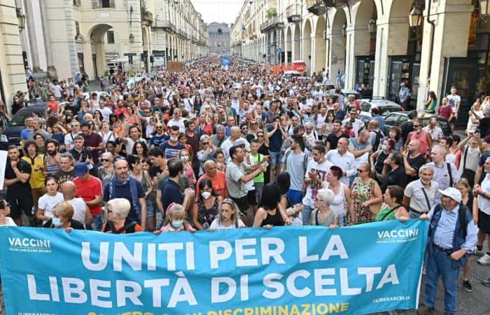 Италија: Масовни протести у око 80 италијанских градова против увођења обавезне санитарне ковид пропуснице (фото, видео) Италија: Масовни протести у око 80 италијанских градова против увођења обавезне санитарне ковид пропуснице (фото, видео)