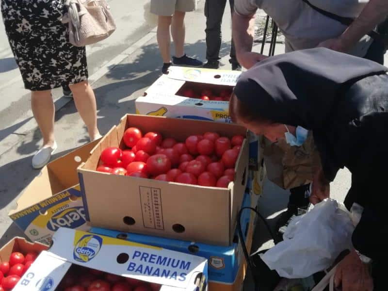 Незадовољни повртари опет делили парадајз - Вучића позивају на "Парадајз фест" (видео) Незадовољни повртари опет делили парадајз - Вучића позивају на "Парадајз фест" (видео)