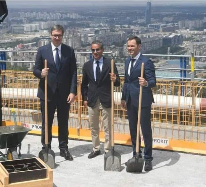 ЛУДИЛООООО: Вучић, Мали и изнајмљени арапски глумац постављају "камен темељац" на врх зграде?! ЛУДИЛООООО: Вучић, Мали и изнајмљени арапски глумац постављају "камен темељац" на врх зграде?!