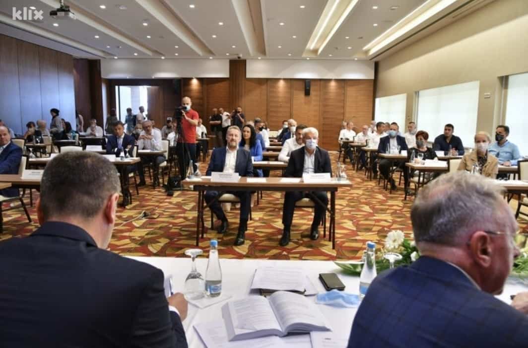 Главни одбор СДА је Централни комитет Бошњака и исламске интернационале у БиХ Главни одбор СДА је Централни комитет Бошњака и исламске интернационале у БиХ