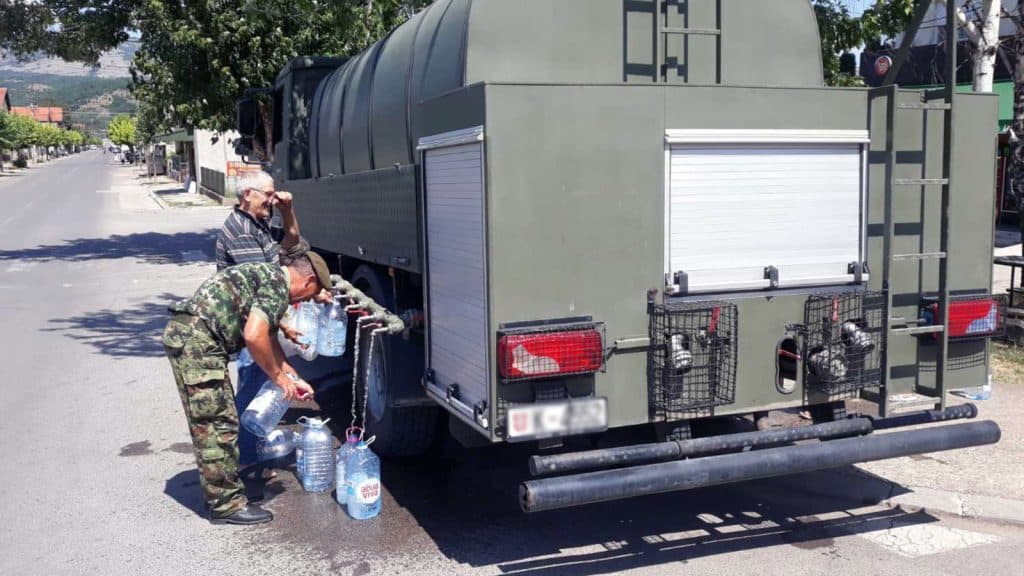 Војска Србије ангажована на пружању помоћи у водоснабдевању угрожених општина Лучани, Пожега, Горњи Милановац, Гаџин Хан и Ваљево Војска Србије ангажована на пружању помоћи у водоснабдевању угрожених општина Лучани, Пожега, Горњи Милановац, Гаџин Хан и Ваљево